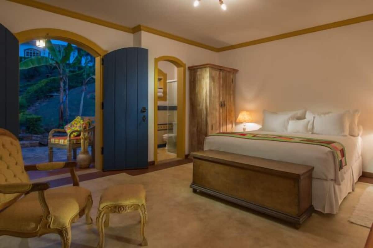 Suite Visconde | Premium bedding, down comforters, pillowtop beds, minibar