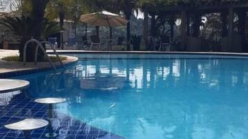 Hồ bơi ngoài trời, ghế dài tắm nắng