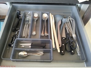 Geladeira, micro-ondas, cooktop, cafeteira/chaleira