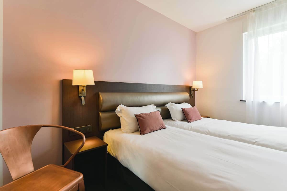 Standard Room, 2 Twin Beds | Premium bedding, desk, laptop workspace, blackout drapes