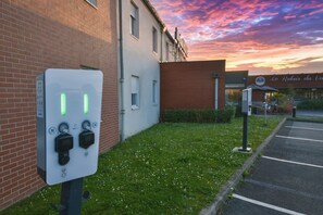 Electric vehicle charging station