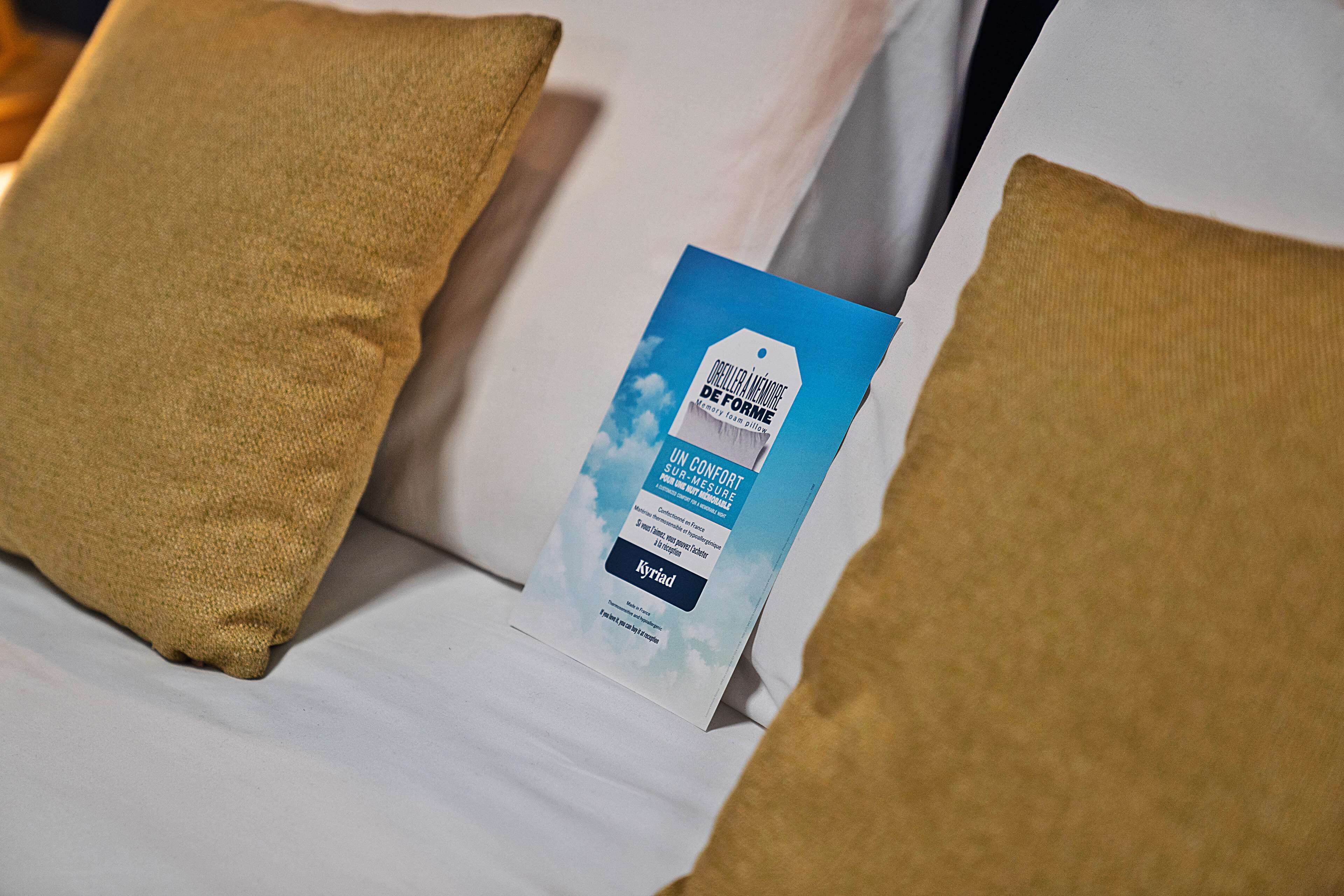 Un lit avec un oreiller et une étiquette.