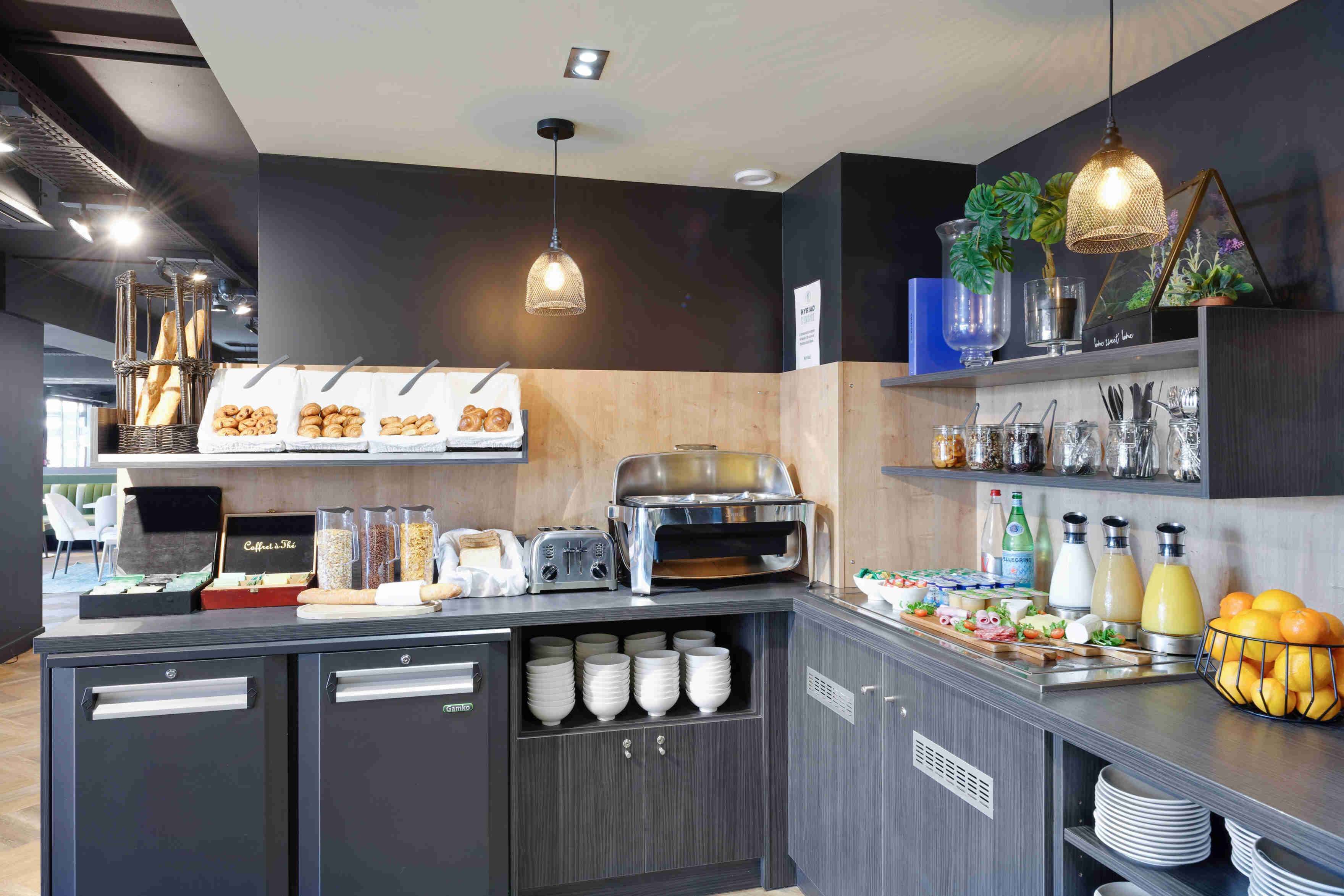Una cocina moderna con estación de café integrada, tostadora y diversos alimentos.