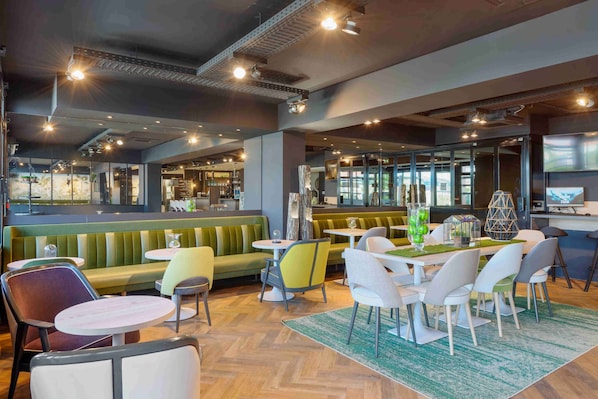 Petit déjeuner buffet servi tous les jours en supplément
