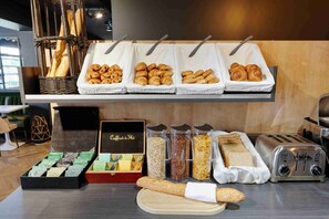 Daily buffet breakfast for a fee - Kyriad Crepy en Valois (Crepy-en-Valois)