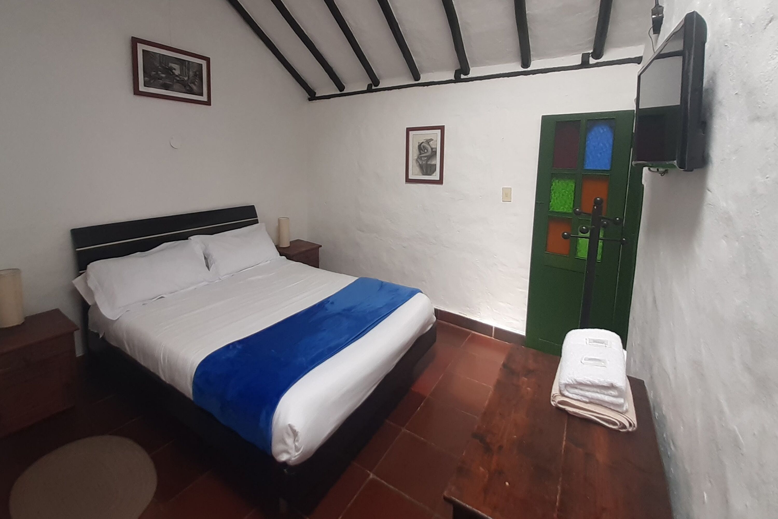 Kahden hengen huone, 1 parisänky, tupakointi kielletty | Silitysrauta/-lauta, ilmainen Wi-Fi, vuodevaatteet