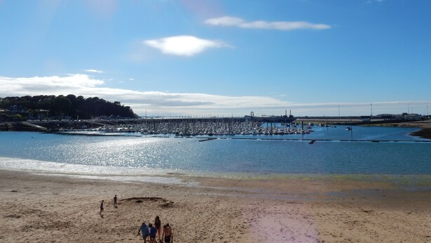 A beach with a pier extending into the water, a sandy shore, and a clear sky. - Apartment T2 - LOW SABLONS (Saint-Malo)