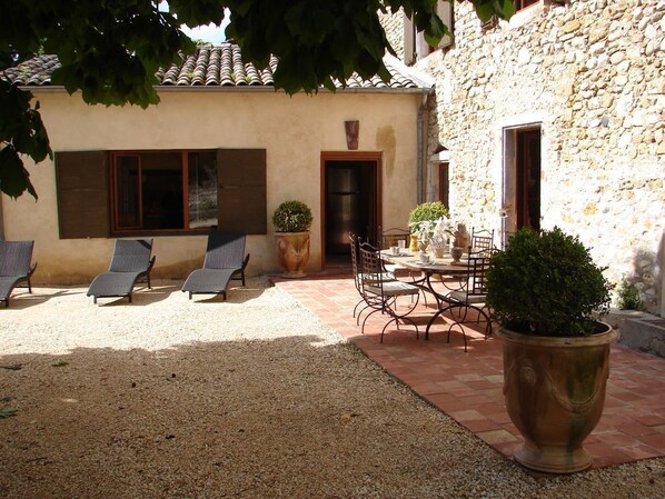 تناول الطعام بالخارج