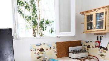 Fridge, stovetop, coffee/tea maker, cookware/dishes/utensils