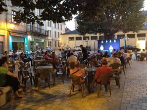 تناول الطعام بالخارج