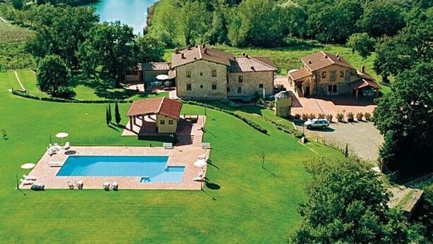 A large estate with a swimming pool, multiple buildings, and lush greenery. - Residence Il Palazzo_Casa Arezzo (Pergine V.no, AR)