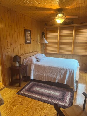 1 多间卧室、熨斗/熨衣板、床单