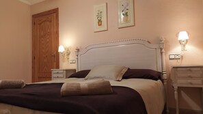 6 عدّة غرف نوم ومكتب ومكواة/لوح كي وسرير سفر