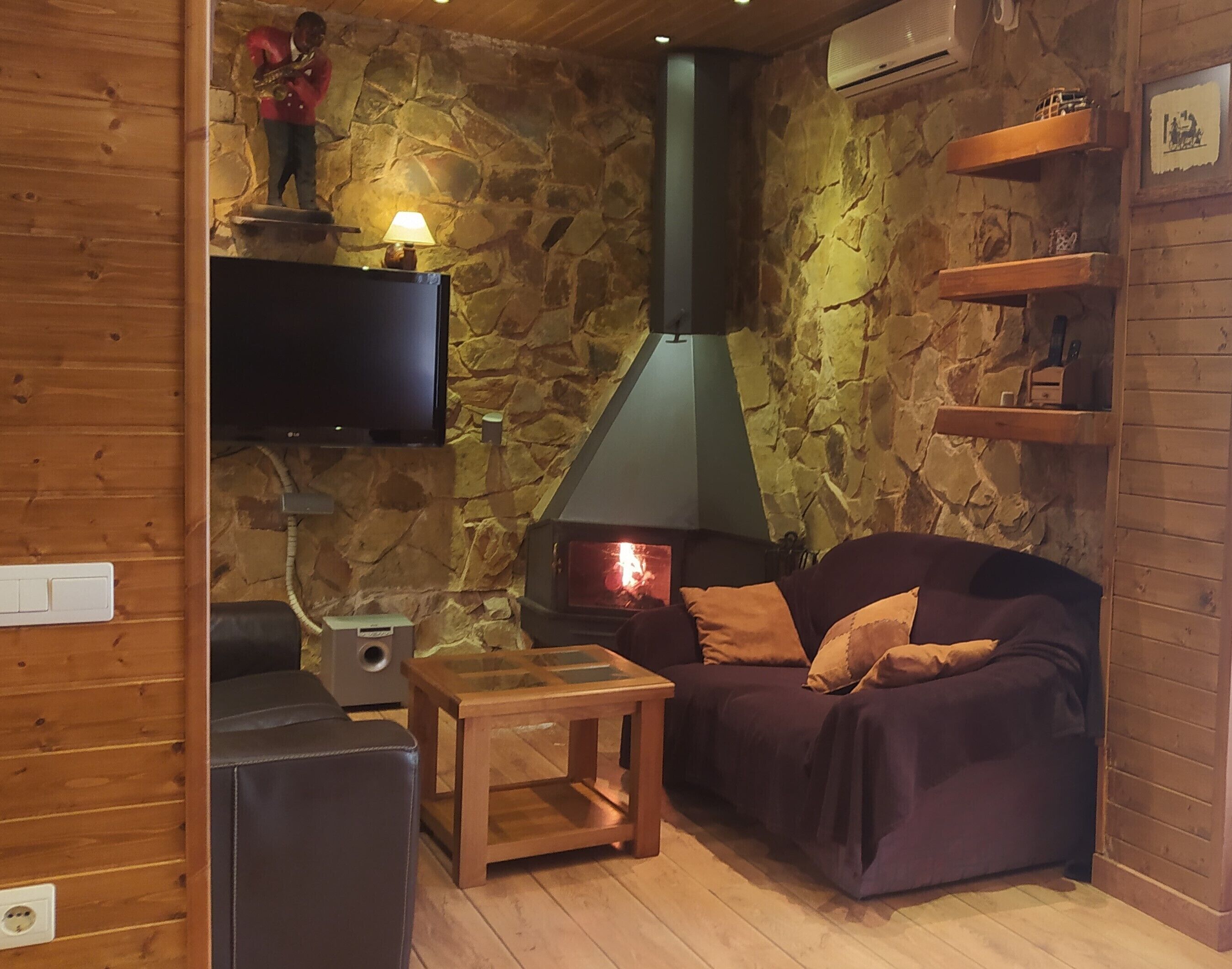 电视、壁炉、书、办公室