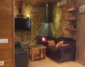 TV, fireplace, books, offices - Cottage Axier-Chalet with private pool, 10 to 15 Guests (Biar)