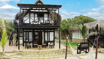 Tallelokero huoneessa, pimennysverhot, vuodevaatteet