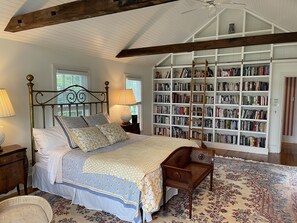 4 bedrooms, iron/ironing board, WiFi, bed sheets - Beautiful Historic Home (Little Compton)