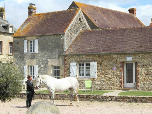 Independent house with garden at equestrian, pets allowed