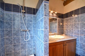 Shower - OULIVADE Luberon in Provence. 4 kms from ROUSSILLON Villa for 5 people (Vaucluse)