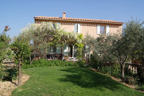 OULIVADE
Luberon en Provence. A 4 kms de ROUSSILLON Villa pour 5 personnes
