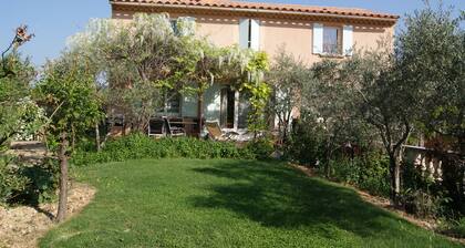 OULIVADE
Luberon en Provence. A 4 kms de ROUSSILLON Villa pour 5 personnes