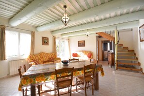TV, books - OULIVADE Luberon in Provence. 4 kms from ROUSSILLON Villa for 5 people (Vaucluse)