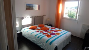 2 habitaciones, tabla de planchar con plancha y cuna de viaje 