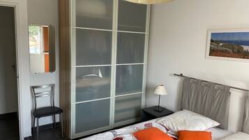 2 chambres, fer et planche à repasser, lit parapluie, Wi-Fi gratuit