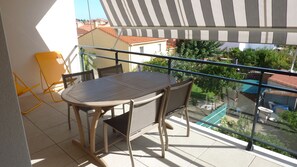 Outdoor dining - Quiet, unoverlooked apartment 7 minutes' walk from the beach (Banyuls-Sur-Mer)