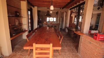 Maison, 4 chambres, piscine privée | Cuisine privée | Réfrigérateur, micro-ondes, four, plaque de cuisson