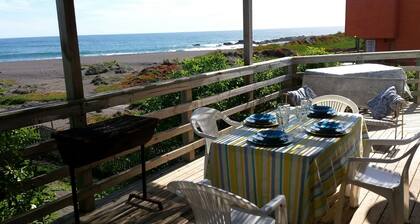 preciosa casa en pichilemu vista al mar