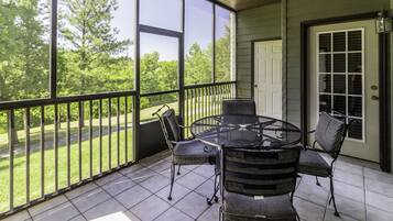 Condo Deluxe, quang cảnh sân golf | Hiên