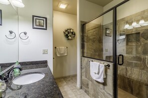 Premier-Apartment, Mehrere Betten, Blick auf den Golfplatz | Badezimmer | Kostenlose Toilettenartikel, Haartrockner, Handtücher, Seife