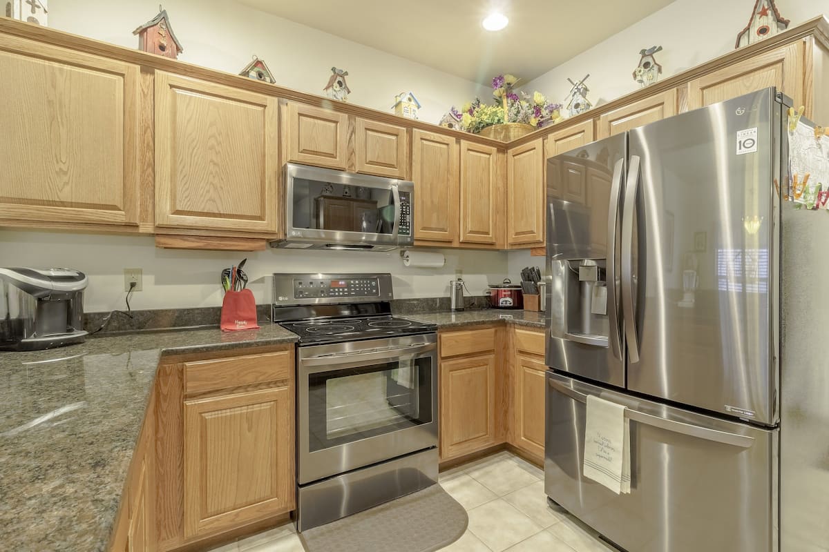 Premier Condo, Multiple Beds, Golf View | Private kitchen | Coffee/tea maker, full-size fridge, microwave, oven