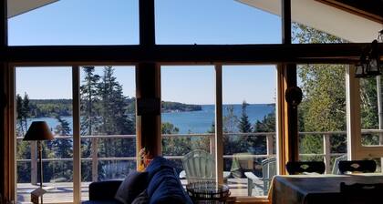 Propriété de détente face à l'océan avec vue pittoresque sur le port