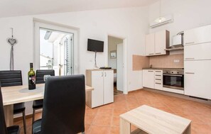 Fridge, coffee/tea maker, cookware/dishes/utensils, dining tables - Apartment Laštro Nives (86117-A1) (Silo - island Krk)