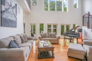 Smart-TV, Kamin, Bücher, Arbeitsbereiche