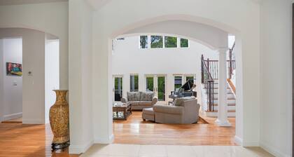 Heated Pool + Hot Tub - Luxe 7BR Villa