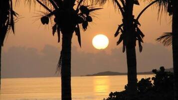 Espreguiçadeiras, toalhas de praia