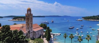 Outdoor oasis -apartment, close to center of Hvar