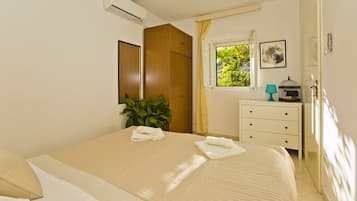 1 habitación, tabla de planchar con plancha, wifi gratis y ropa de cama
