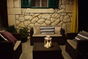 Property grounds - Outdoor oasis -apartment, close to center of Hvar (Hvar)