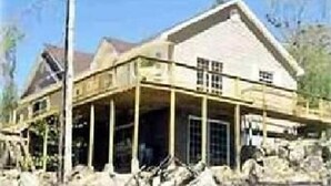A large, single-story house with a prominent porch and a gabled roof. - Lake House Private Waterfront - Lake & Beach life in Winnipesaukee (Laconia)