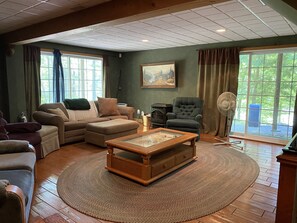 Smart TV, stereo - Lake House Private Waterfront - Lake & Beach life in Winnipesaukee (Laconia)