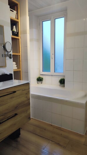 Baignoire, sĂšche-cheveux, serviettes fournies, savon