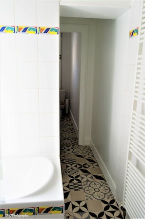 Baignoire, sèche-cheveux, serviettes fournies, savon