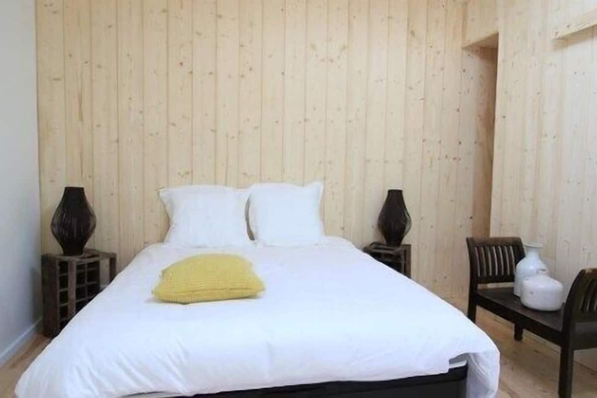 Tweepersoonskamer (Jaune) | Een strijkplank/strijkijzer, gratis babybedden, gratis wifi, beddengoed