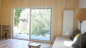 Double Room (Jaune) | Iron/ironing board, cribs (free), WiFi (free), bed sheets - Chambres d'hotes Lilitsu (Bidart)