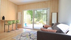 Suite (Taupe) | Iron/ironing board, cribs (free), WiFi (free), bed sheets - Chambres d'hotes Lilitsu (Bidart)