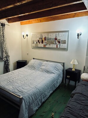 3 bedrooms, iron/ironing board, travel cot